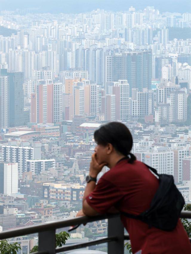 14일 남산 N서울타워에서 바라본 서울 시내 아파트 단지 모습. 연합뉴스
