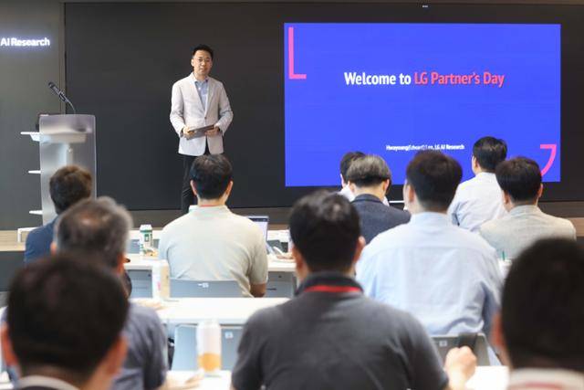 이화영 LG AI연구원 AI사업개발부문장이 15일 서울 강서구 마곡 LG AI연구원 사옥에서 열린 LG 엑사원 파트너스 데이에서 엑사원 4.0을 소개하고 있다. LG 제공