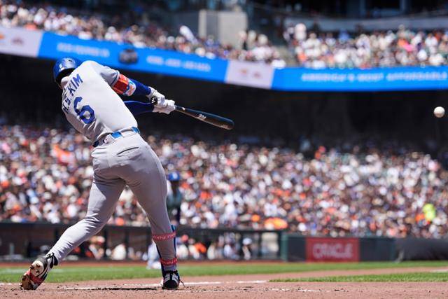 미국 메이저리그 LA 다저스의 김혜성이 13일 미국 캘리포니아주 샌프란시스코 오라클 파크에서 열린 샌프란시스코전에서 6회 1타점 결승 적시타를 치고 있다. 샌프란시스코=AP 뉴시스