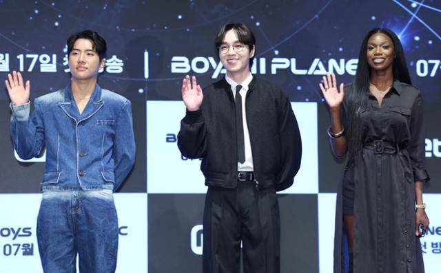 댄서 킹키(왼쪽부터)와 가수 이석훈, 안무가 카니가 16일 서울 구로구 디큐브시티 더세인트에서 열린 K-POP 월드 스케일 데뷔 프로젝트 Mnet 보이즈 2 플래닛(BOYS II PLANET ) 제작발표회에 참석해 포즈를 취하고 있다. 뉴스1