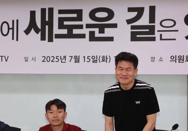 한국사 강사 출신 보수 인사 전한길(오른쪽)씨가 15일 서울 여의도 국회의사당에서 열린 '국민의힘에 새로운 길은 있는가?' 토론회에 참석해 인사하고 있다. 뉴시스