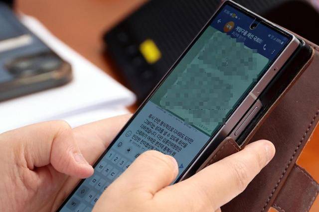 더불어민주당의 한 최고위원이 9일 서울 여의도 국회의사당에서 열린 최고위원회의 도중 이재명 대통령에게 텔레그램 메시지를 보내고 있다. 뉴시스