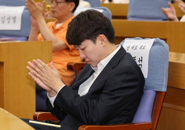 개혁신당 당대표 선거에 단독 입후보한 이준석 의원이 13일 서울 여의도 국회 의원회관에서 열린 개혁신당 전당대회 1차 토론회에 참석해 박수치고 있다. 뉴시스