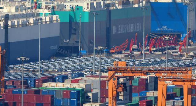 11일 경기 평택항에 수출용 차들이 세워져 있다. 평택=연합뉴스