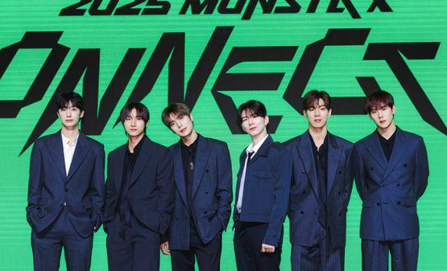 6인조 보이그룹 몬스타엑스가 16일 서울 영등포구 콘래드서울에서 열린 10주년 기자간담회에서 기념촬영을 하고 있다. 스타쉽엔터테인먼트 제공