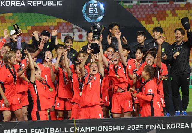 한국 여자축구 대표팀이 16일 경기 수원월드컵경기장에서 끝난 2025 동아시아축구연맹 E-1 챔피언십에서 정상에 등극한 후 트로피를 들고 환호하고 있다. 이날 대만과 최종전에서 2-0으로 승리한 한국은 승점과 골득실에서 동률을 이룬 중국, 일본을 다득점에서 앞서 20년 만에 아시아 정상을 탈환했다. 연합뉴스