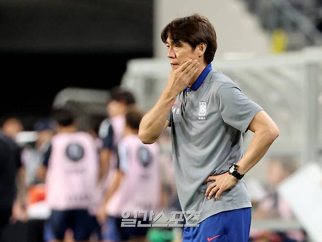 2025 동아시아축구연맹(EAFF) E-1 챔피언십(동아시안컵) 대한민국과 일본의 경기가 15일 오후 경기도 용인 미르스타디움에서 열렸다. 후반 홍명보 감독이 경기를 지켜보고 있다. 용인=김민규 기자 mgkim1@edaily.co.kr /2025.07.15/