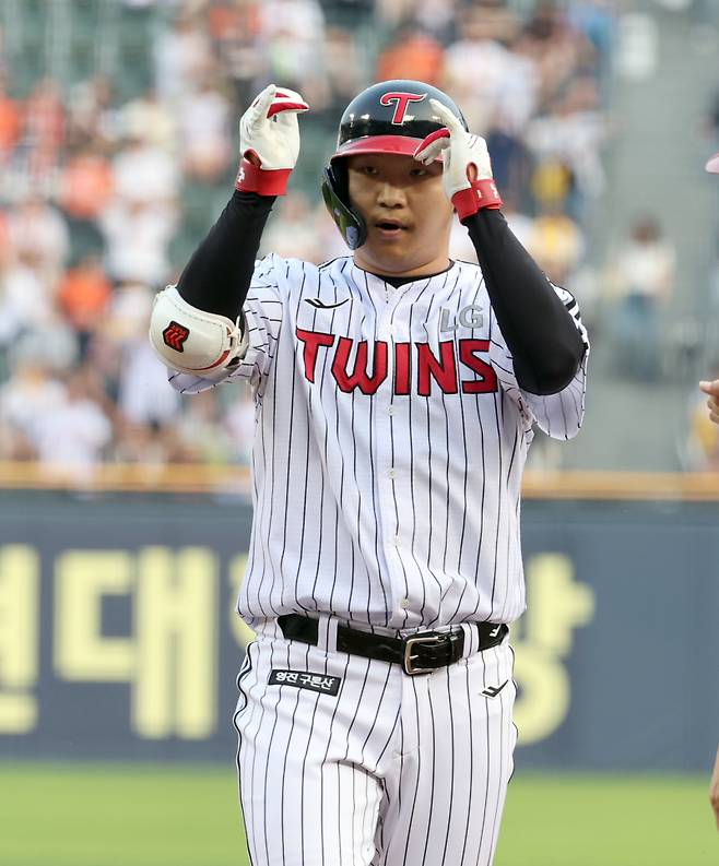 27일 오후 잠실야구장에서 열린 2025 프로야구 한화와 LG 경기. LG 문보경이 1회 1타점 적시타를 날리고 기뻐하고 있다. 잠실=정시종 기자 capa@edaily.co.kr /2025.05.27.