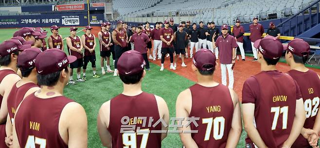 14일 홍원기 감독과 고형욱 단장, 김창현 수석코치를 한꺼번에 해임한 키움 히어로즈가 설종진 감독대행 지휘로 15일 오후 고척 스카이돔에서 훈련했다. 설종진 감독대행이 선수들과 얘기하고 있다. 고척=정시종 기자 capa@edaily.co.kr /2025.07.15.