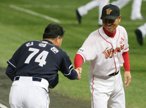 2007년 10월 22일 인천문학경기장에서 열린 2007프로야구 코리안시리즈 1차전 SK와이번스와 두산베어스와의 경기에서 김경문감독과 김성근감독이 서로 인사하고 있다. 인천=김민규 기자