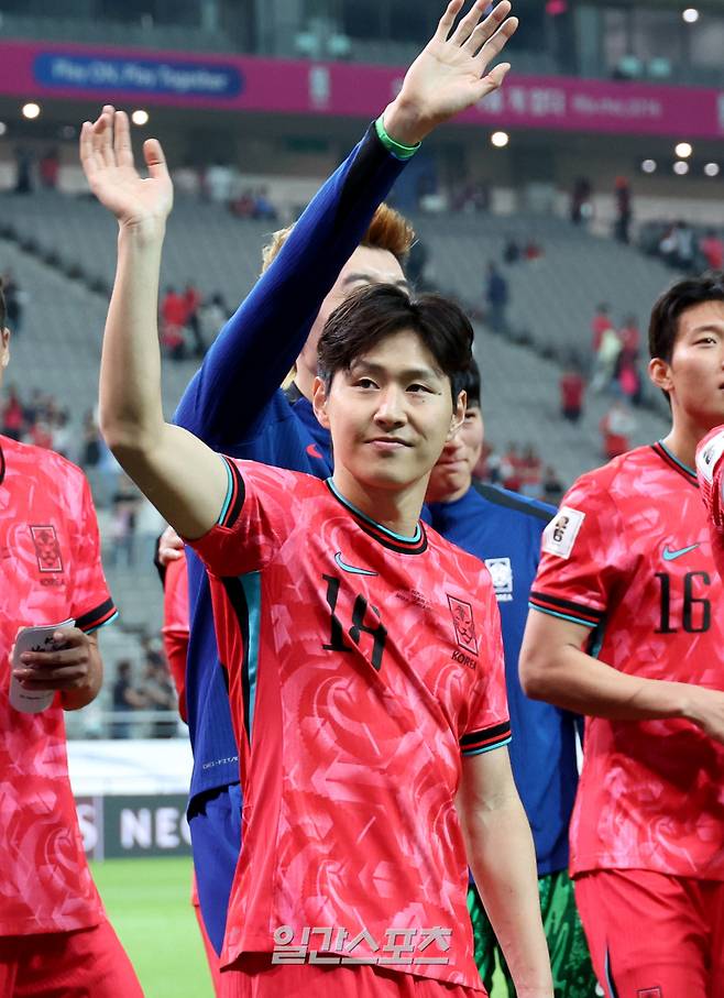 11회 연속 월드컵 본선 진출을 확정지은 대한민국 축구대표팀이 10일 오후 서울 마포구 서울월드컵경기장에서 2026 FIFA 북중미 월드컵 아시아지역 3차 예선 최종전 쿠웨이트와의 경기를 4대 0 승리로 마쳤다. 경기 후 본선 진출 축하행사를 마친 이강인 등 대표팀 선수들이 그라운드를 돌며 팬들에게 인사하고 있다. 상암=김민규 기자 mgkim1@edaily.co.kr /2025.06.10/