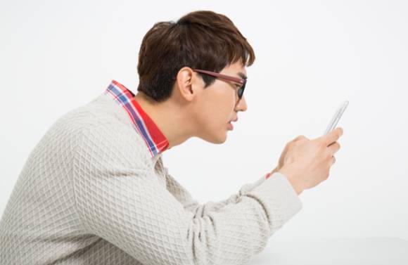 전문가들은 이를 예방하기 위해서는 바른 자세와 운동뿐 아니라 생활 전반에 걸친 환경 개선이 필수적이라고 조언한다. 사진은 본 기사 내용과 무관. [사진=뉴고려병원]