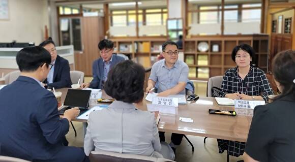 김영진 경기도교육청 기획조정실장 등이 16일 용인 언동초를 찾아 학교교육지원 정책 등에 대해 논의하고 있다. [사진=경기도교육청]