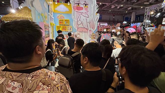 ▲ 코미 코스어 어셈블의 순간은 부스 인근이 발 디딜 틈도 없이 인파로 가득찼다