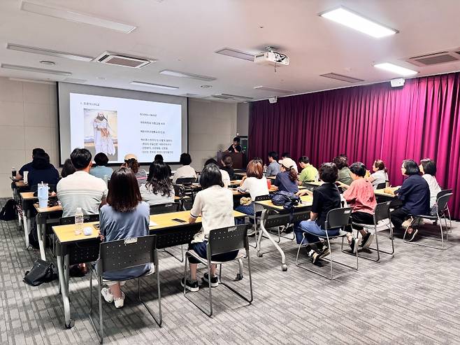 소수 언어 관광안내사를 위한 이론 교육 장면. (제주관광공사 제공)