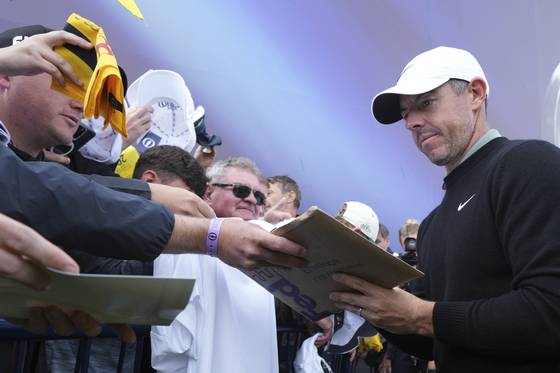 로리 매킬로이가 15일 연습라운드 후 팬들에게 사인을 하고 있다. 매킬로이에 대한 기대는 올해도 크다. AP=연합뉴스