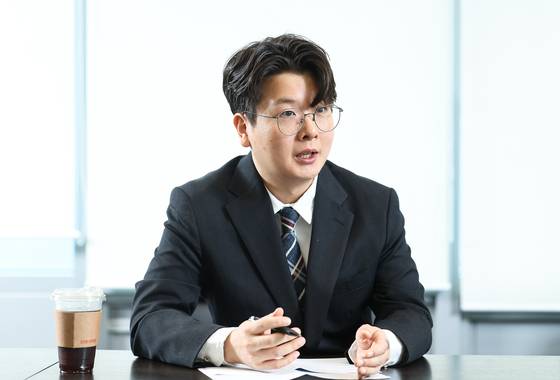 대한전공의협의회 소속 전공의인 윤동규 분당서울병원 사직 전공의가 14일 서울 상암동 중앙일보 본사에서 인터뷰를 하고 있다. 우상조 기자