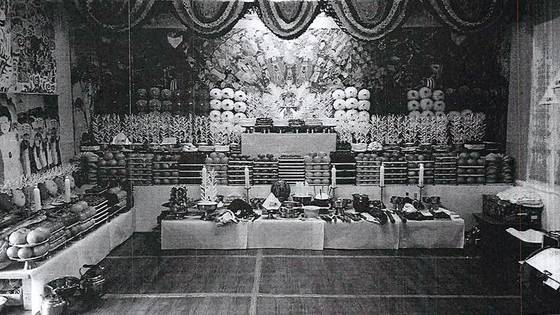 건진법사 전성배씨의 서울 강남구 역삼동 법당 건물 2층 거실에 일본 여신 아마테라스상을 모신 신당의 모습. 독자 제공