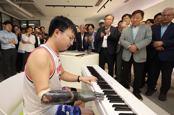 어릴 때 오른손을 잃고 브레인코의 인공 손(바이오닉 핸드)을 장착한 중국 청년이 피아노를 치고 있다. 뇌파 신호를 감지해 손을 조작하는 뇌-컴퓨터 인터페이스(BCI) 기술과 인공지능(AI) 알고리즘 기술이 적용됐다. 인공 다리도 시판되고 있다. 장진영 기자