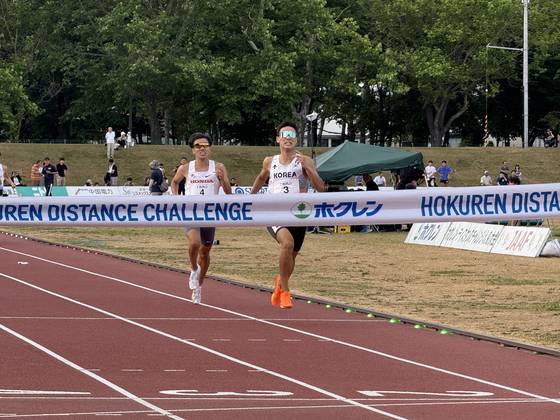 이재웅(오른쪽)이 16일 일본 홋카이도에서 열린 호크렌디스챌린지 4차 대회 1500m에서 질주하고 있다. 사진 대한육상연맹