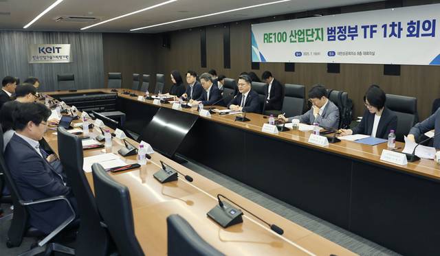 ▲ 문신학 산업통상자원부 1차관이 16일 서울 중구 대한상공회의소 대회의실에서 열린 제1차 RE100 산업단지 추진 TF 회의를 주재하고 있다.  산업통상자원부 제공