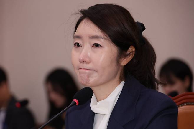 강선우 여성가족부 장관 후보자가 14일 국회 여성가족위원회에서 열린 인사청문회에서 발달장애 자녀에 대한 질문을 받자 눈시울을 붉혔다. /사진=연합뉴스