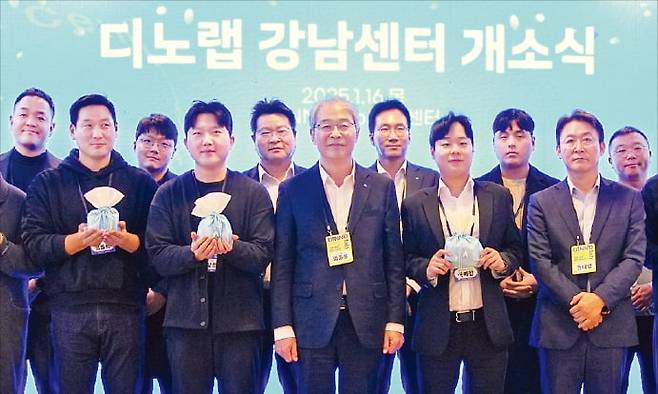 임종룡 우리금융그룹 회장(앞줄 가운데)이 지난 1월 서울 삼성동에 문을 연 '디노랩 강남센터'의 개소식에 참석해 기념촬영을 하고 있다.  우리금융그룹 제공