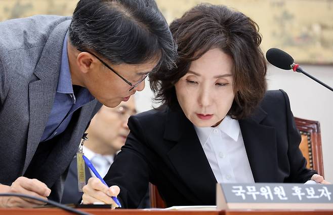 이진숙 사회부총리 겸 교육부 장관 후보자가 16일 서울 여의도 국회 교육위원회에서 열린 인사청문회를 준비하고 있다. / 사진=연합뉴스