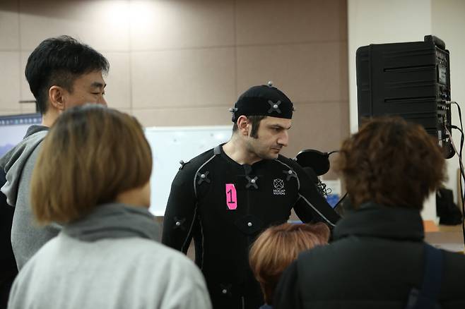 장성호 감독은 실사 영화와 같은 퀄리티 구현을 위해 버추얼 프로덕션 시스템과 카메라를 자체 개발했다. 언리얼 엔진 기반의 이 시스템은 배우의 실사 연기를 가상 공간에 적용해 실제 촬영과 유사한 방식으로 구현할 수 있도록 설계됐다. 사진은 애니메이션 작업 전 <킹 오브 킹스>의 실사 촬영 현장의 모습. 모팩스튜디오 제공