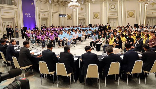 당·정·대 모여 ‘기억과 위로의 대화’ 이재명 대통령을 비롯한 대통령실과 정부 관계자, 여당 의원 등이 16일 청와대 영빈관에서 열린 ‘기억과 위로, 치유의 대화’ 행사에서 사회적 참사 유가족들과 대화하고 있다. 이날 행사에는 세월호·이태원·제주항공 여객기·오송 지하차도 참사 등 4건의 사회적 참사 유가족 207명이 참석했다. 대통령실사진기자단