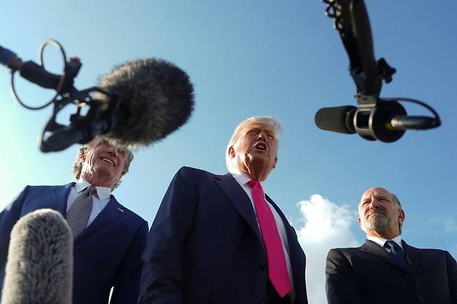 “확기적인 협정” 체결 후 도널드 트럼프 미국 대통령이 15일(현지시간) 메릴랜드주 앤드루스 공군기지에서 기자들 질문에 답하고 있다. 로이터연합뉴스