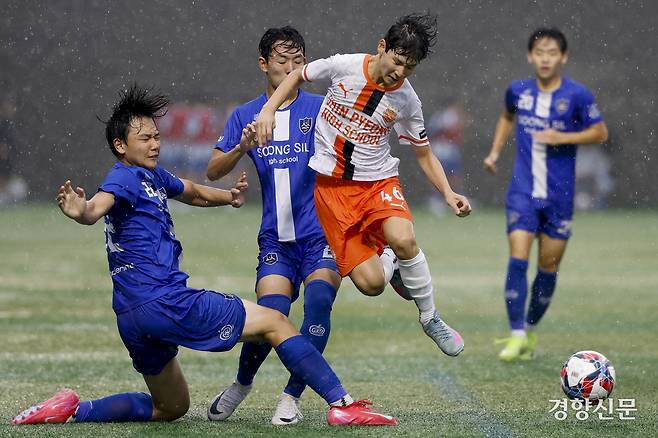 충남 신평고가 16일 충북 제천축구센터에서 열린 2025 대통령금배 고등 U-17, 3조 조별리그 서울 숭실고와의 경기에서 볼경합을 하고 있다. 제천ㅣ문재원 기자