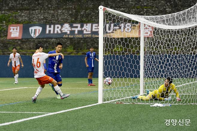 충남 신평고가 16일 충북 제천축구센터에서 열린 2025 대통령금배 고등 U-17, 3조 조별리그 서울 숭실고와의 경기에서 득점하고 있다. 제천ㅣ문재원 기자