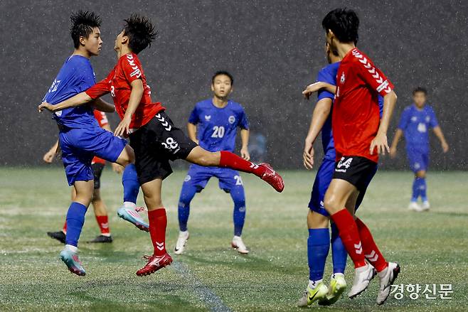 경기FC광명시민U18이 16일 충북 제천축구센터에서 열린 2025 대통령금배 고등 U-17, 3조 조별리그 경기FC광명시민U18과의 경기에서 볼경합을 하고 있다. 제천ㅣ문재원 기자