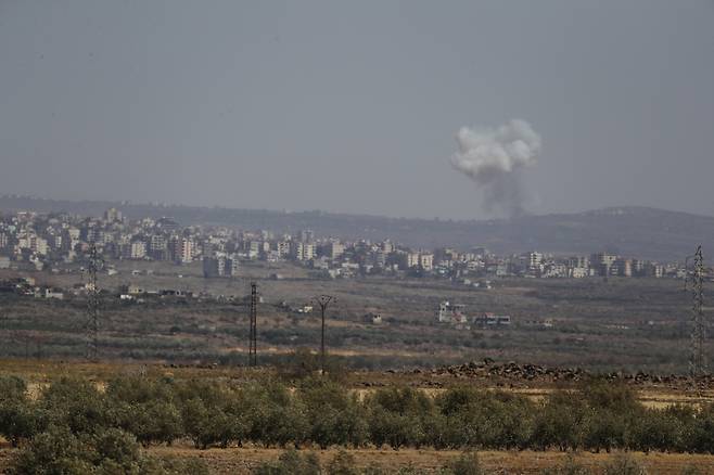 16일 시리아 남주 스웨이다시에서 시리아 정부군과 드루즈 민병대 간의 충돌로 연기가 피어오르고 있다. AP연합뉴스
