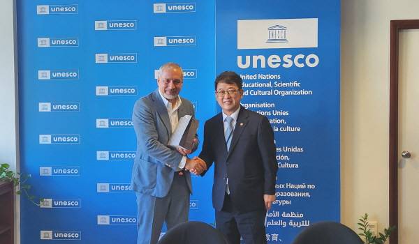 최응천 국가유산청장이 15일(현지시간) 프랑스 파리 유네스코 본부에서 에르네스토 오토네 라미레즈 유네스코 문화 사무총장보와 환담, 기념 촬영하고 있다. 국가유산청 제공