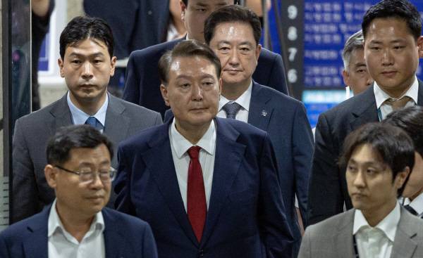 ‘12·3 비상계엄’과 관련해 특검의 수사를 받는 윤석열 전 대통령이 지난 9일 서울 서초구 서울중앙지법에서 열린 구속 전 피의자 심문(영장실질심사)이 끝난 뒤 법원을 떠나고 있다. 사진공동취재단