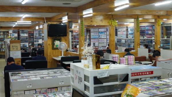 부산 영도구 만화방 ‘플러스북카페’에서 독자들이 만화를 보고 있다. 김진철PD