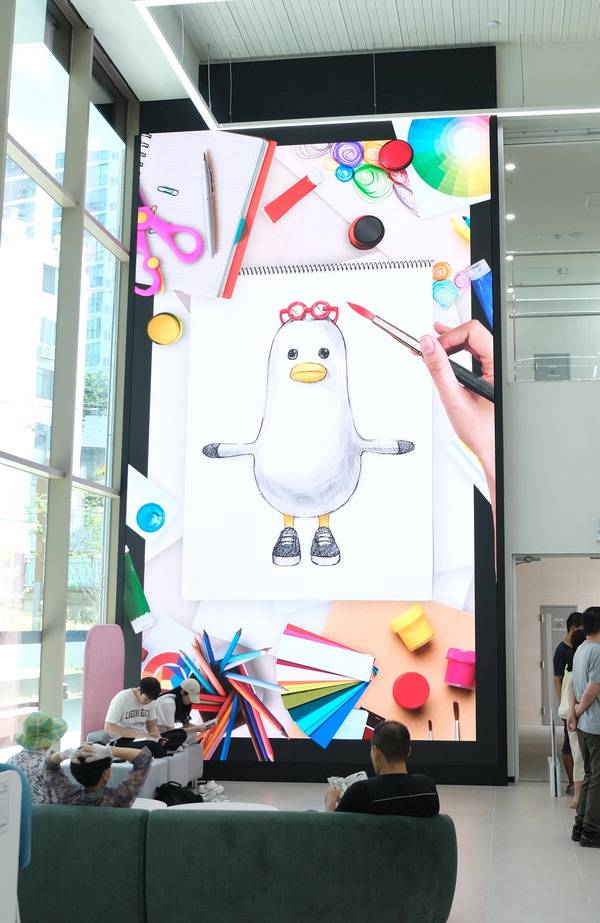 연제만화도서관 1층에 자리한 대형 미디어 월.