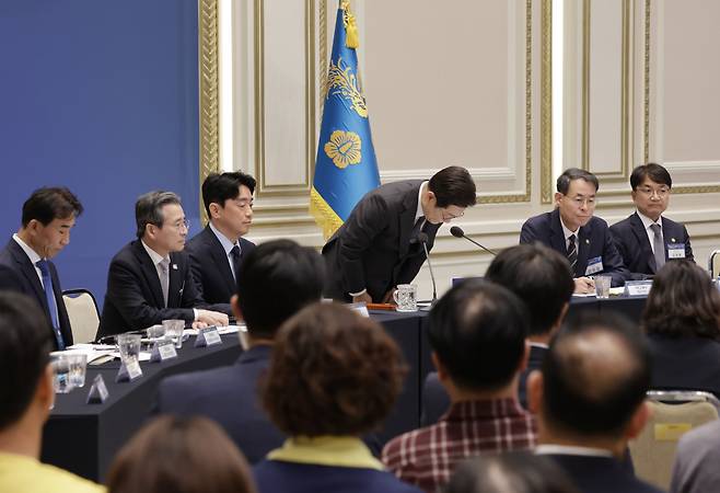 President Lee Jae Myung, center, bows his head to some 200 bereaved family members of victims of the Sewol ferry sinking, Itaewon crowd crush, Jeju Air crash and Osong underpass flooding at an event held at the Blue House in central Seoul on July 16. He offered a formal apology on behalf of the government and promised to work with them to prevent such tragedies in the future. [JOINT PRESS CORPS]