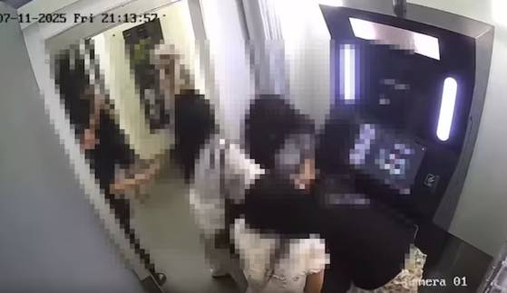 A Korean woman and a Vietnamese woman are seen engaging in a physical altercation in CCTV footage of the incident on July 11. [SCREEN CAPTURE]