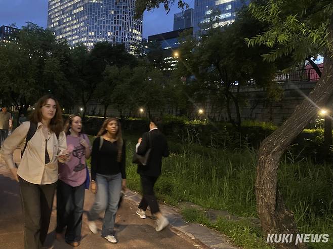 외국인 관광객이 해가 진 이후 청계천 산책로를 걷고 있다. 심하연 기자