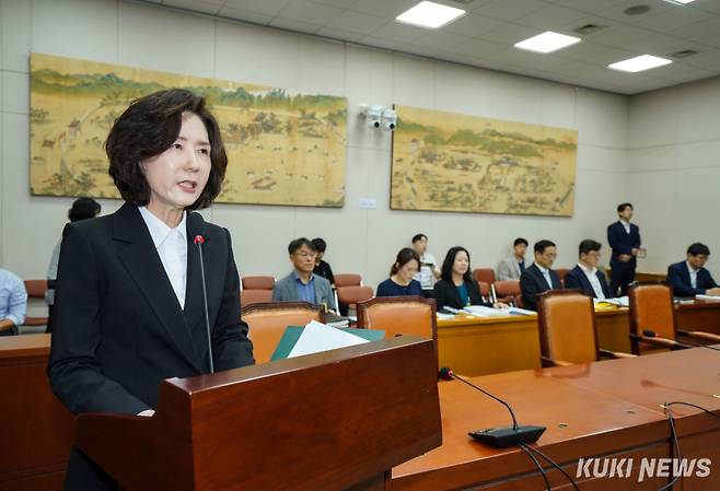 이진숙 사회부총리 겸 교육부 장관 후보자가 16일 서울 여의도 국회에서 열린 인사청문회에서 모두발언을 하고 있다.