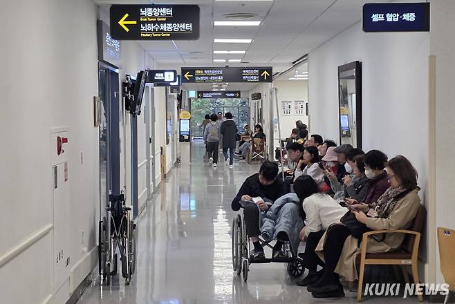 서울의 한 대학병원에서 환자와 보호자들이 진료를 기다리고 있다. 곽경근 기자