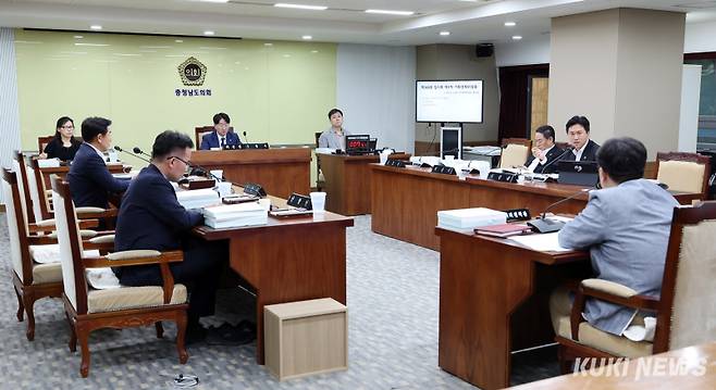 충남도의회 기획경제위원회는 16일 열린 제360회 임시회 1차 회의에서 기획조정실과 AI데이터정책관 소관의 2025년도 주요업무 추진 상황을 보고 받았다.&nbsp;