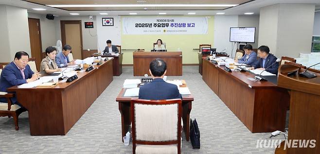 충남도의회 농수산해양위원회는 16일 제360회 임시회 제1차 회의를 열고, 충남도 스마트농업본부와 농축산국 소관 2025회계연도 주요 업무 추진 상황을 보고 받고, 조례안 등을 심사했다.
