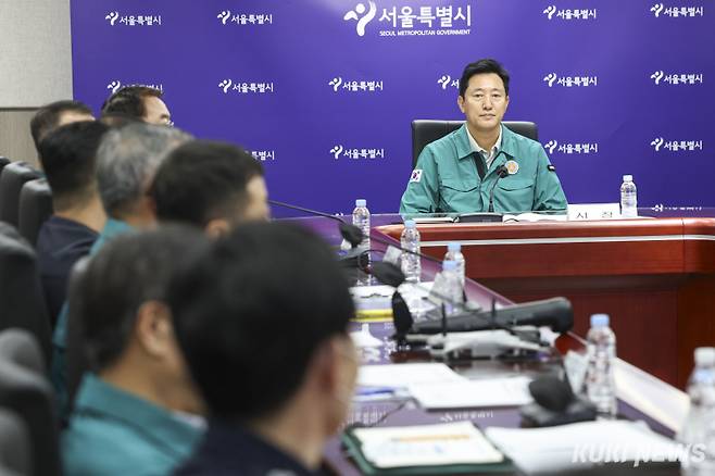 오세훈 서울시장이 지난해 8월 서울 중구 서울시청 충무기밀실에서 을지연습 최초 상황 보고를 받고 있다. 사진공동취재단