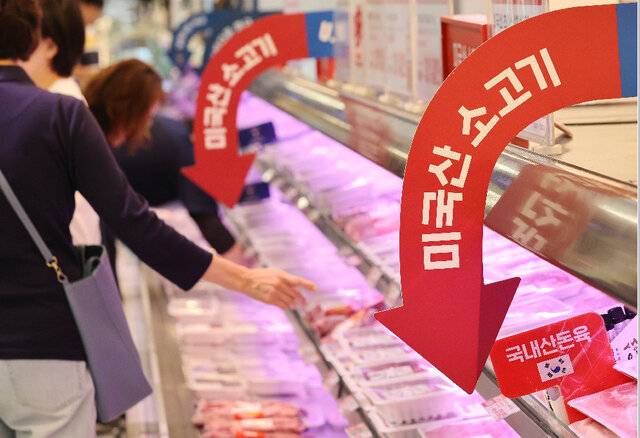 서울시내 한 대형마트에 15일 미국산 소고기가 진열돼 있다. 한·미 통상 협상 과정에서 30개월령 이상 소고기 수입 확대 가능성이 제기되자 여당에선 절대 허용 불가 목소리가 제기됐다. 연합뉴스