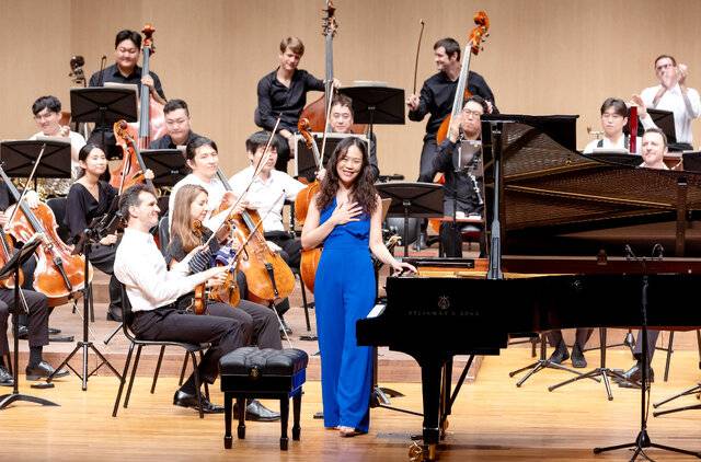 지난해 8월 경기 고양아람누리에서 열린 ‘고잉홈프로젝트x손열음’ 공연이 끝난 뒤 손열음(가운데)이 단원들과 함께 관객에게 인사하고 있다. 고양아람누리 제공