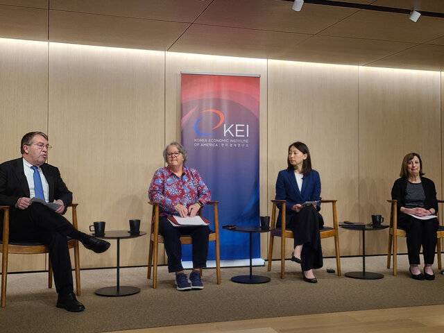 미국 워싱턴DC의 싱크탱크인 한미경제연구소(KEI)가 14일(현지시간) 주최한 대담에서 참석자들이 발언하고 있다. 왼쪽부터 스콧 스나이더 KEI 회장, 태미 오버비 올브라이트 스톤브리지 그룹 선임고문, 안세령 주미대사관 경제공사, 웬디 커틀러 아시아소사이어티정책연구소 부회장. 워싱턴=임성수 특파원